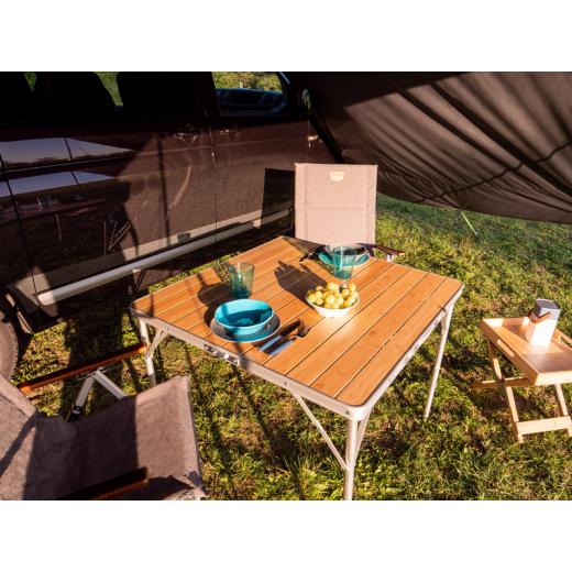 Klappbarer Campingtisch mit Tischplatte aus Bambus