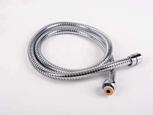 Mit ½ Anschlussverschraubung. Inkl. Wandhalter e. 150 cm langer Dusch