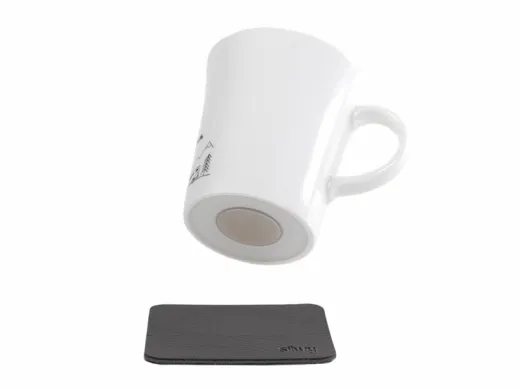 2 x Magnet-Porzellan-Tassen mit Aufdruck (0,27 l) + 2 x Metall-Nano-Gel-Pads schwarz