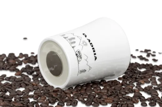 2 x Magnet-Porzellan-Tassen mit Aufdruck (0,27 l) + 2 x Metall-Nano-Gel-Pads schwarz