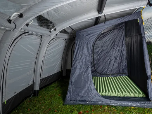 Aufblasbare Luftmatratze 138 x 200 cm mit eingebauter Fußpumpe