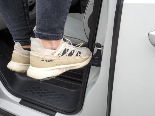 Autotür-Trittstufe mit Klapphaken für Dachzelte Wallaby 2 & Victoria