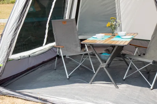 Bambus-Tisch mit Netz, Rolltisch, dunkles Aluminiumgestell