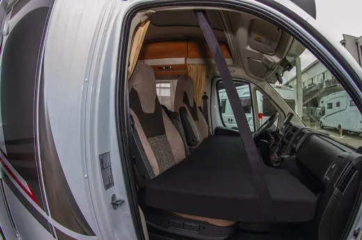 CampSleep-Bett für das Fahrerhaus im Wohnmobil