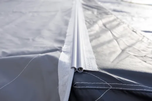 Einfache Befestigung an Vorzelt mittels Kederschiene (im Lieferumfang enthalten)