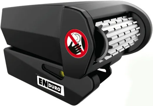 elektrische Wohnwagen-Rangierhilfe mit Fernbedienung. Vollautomatisches, paralleles An-und-Zurückfahren. Rangieren in alle Richtungen sowie 360° Drehungen.