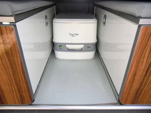 Porta Potti Typ 335 mit Hold Down Kit weiß