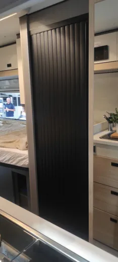 Rolltür für Bad- und WC-Räume mit Befestigungsschienen