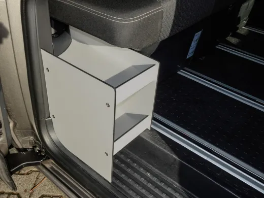 Schiebetürregal VW T5 / T6 / T6.1 mit Reimo-V3000-Bank und mit Kunststoff-Innenverkleidung hinten rechts
