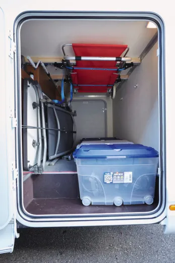 Trägerschiene mit Zubehör für Deckenbefestigung in der Heckgarage