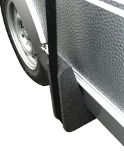 Bringen Abstand zwischen Caravan und Gurt der Schutzplane