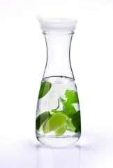 Karaffe mit Deckel, für 1 Liter. Ø10 x H26,5 cm. Material: Acryl + PP