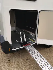 Schiene m. Elektro-Antrieb zum Einladen von Motorrollern in Heckgarage, rechts